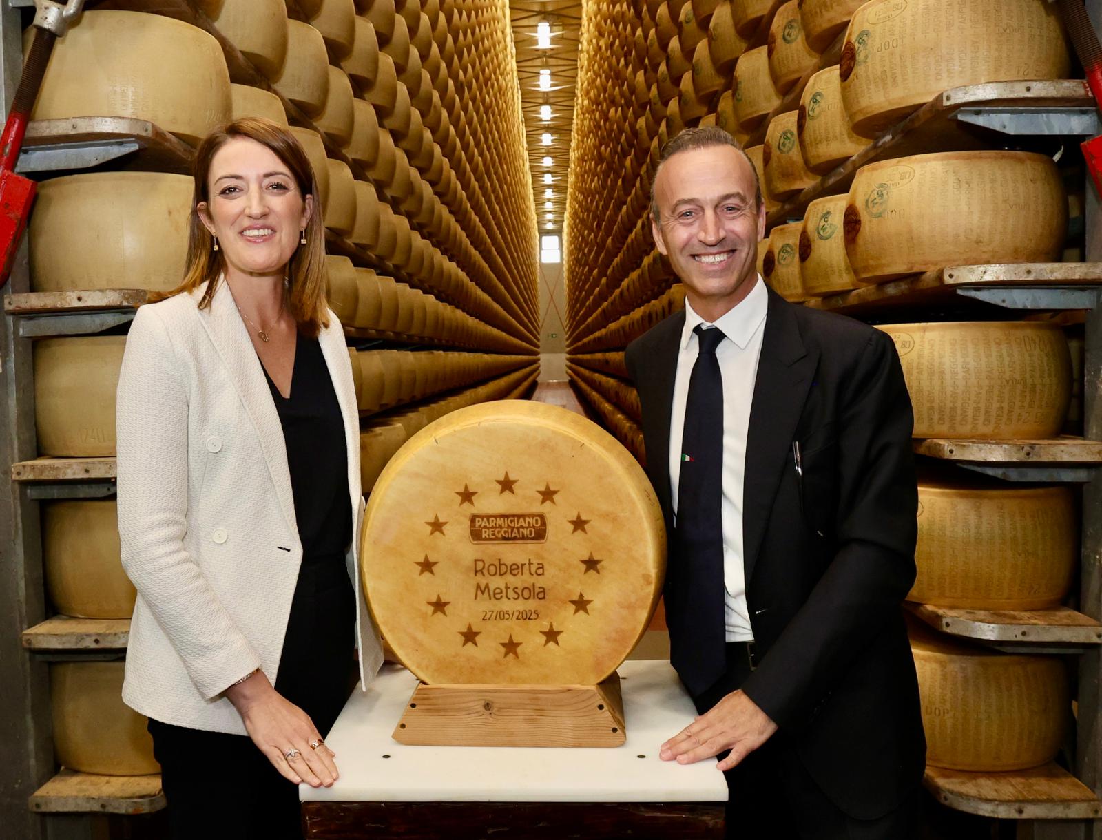 Roberta Metsola, Presidente del Parlamento Europeo, e Nicola Bertinelli, Presidente Consorzio Parmigiano Reggiano DOP