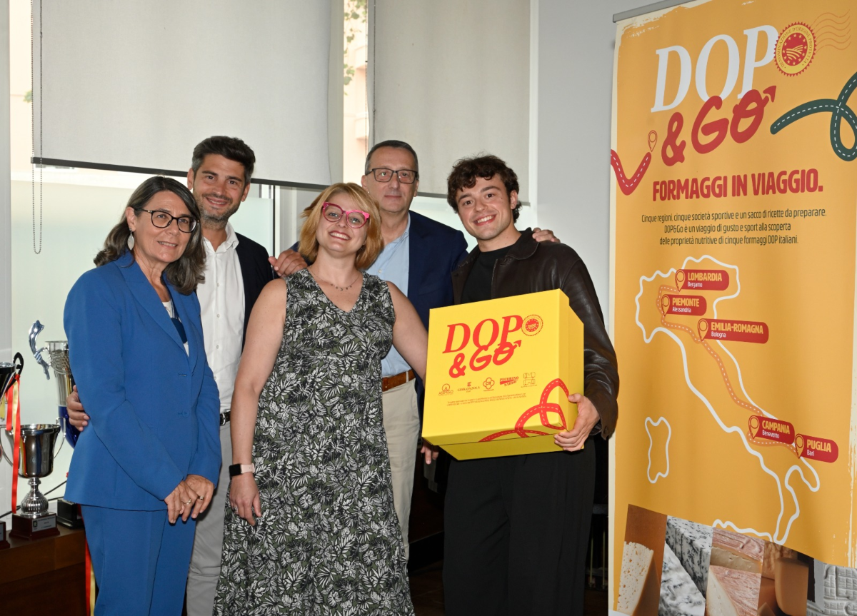 Il content creator e food talent Federico Polizzi (a destra) assieme ai rappresentanti dei consorzi di tutela dei formaggi Dop intervenuti alla presentazione di Dop&Go