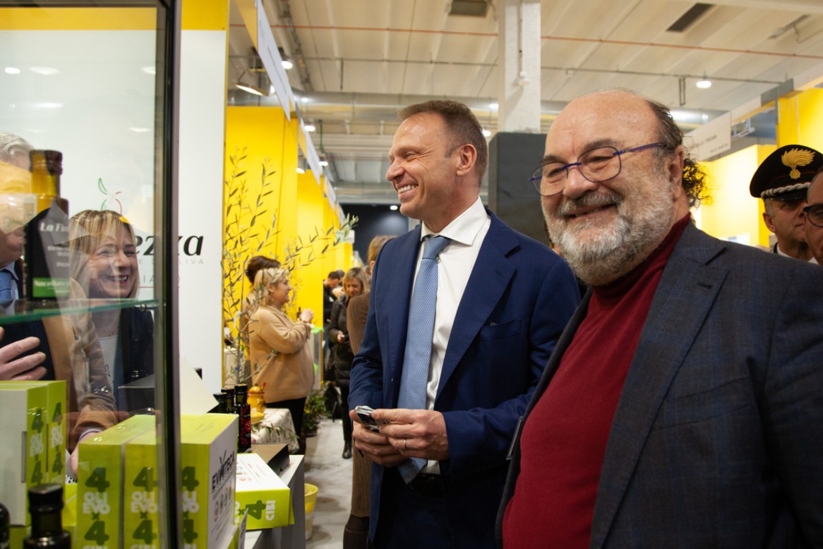 Il ministro Francesco Lollobrigida e il presidente di Unapol, Tommaso Loiodice alla manifestazione "Olio Capitale" (Trieste, 12 marzo 2023)