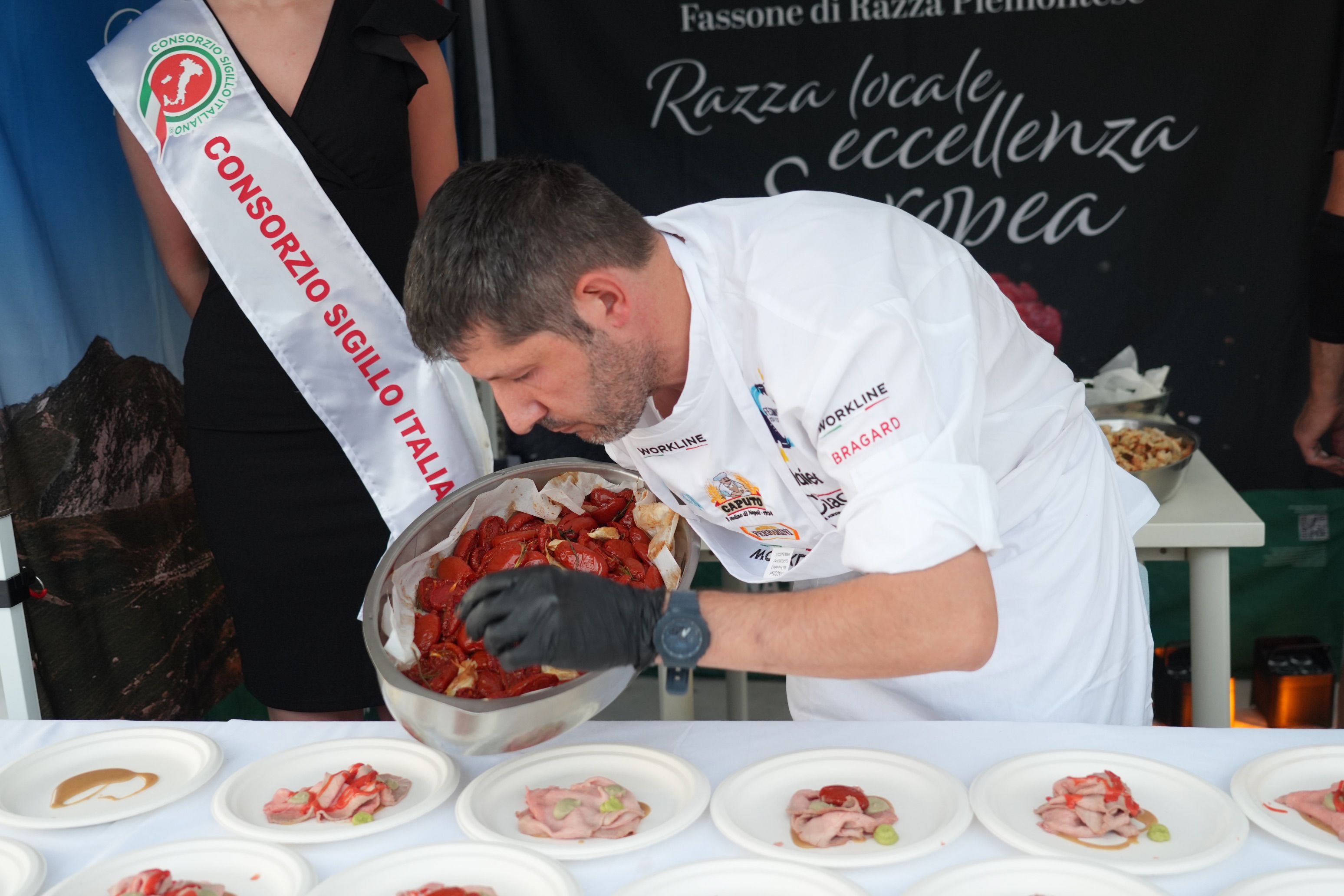 Lo chef Stefano Paganini durante la reinterpretazione del vitello tonnato di Fassone di razza Piemontese
