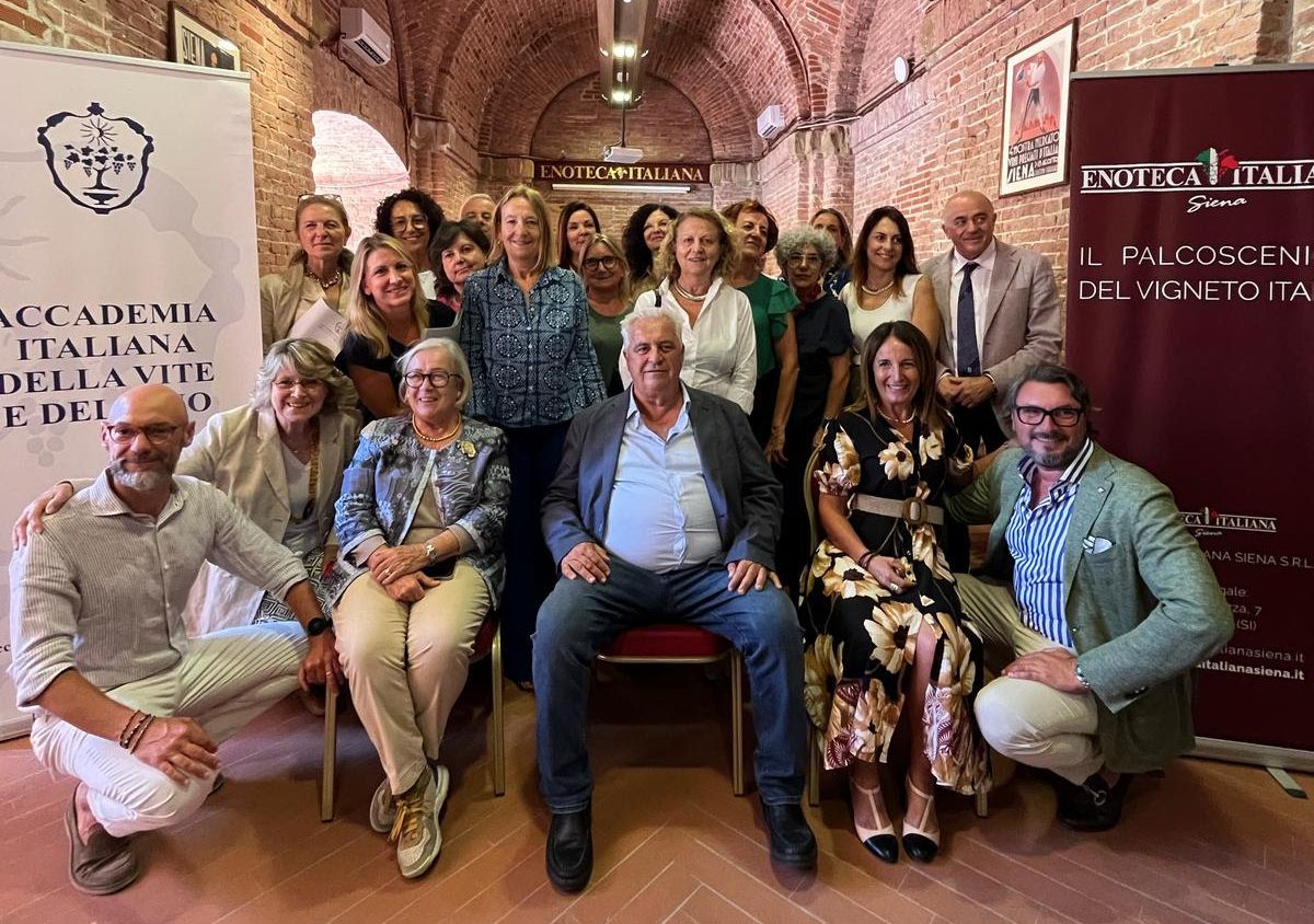 Al centro seduti da sx Donatella Cinelli Colombini, delegata Donne del Vino Toscana; Rosario Di Lorenzo, presidente Accademia Italiana della Vite e del Vino; Elena D’Aquanno, presidente Enoteca Italiana Siena insieme alle produttrici Donne del Vino Toscana, agli accademici, a Cristiano Cini presidente Ais Toscana e a Stefano Campatelli, direttore Consorzio Vino Toscana