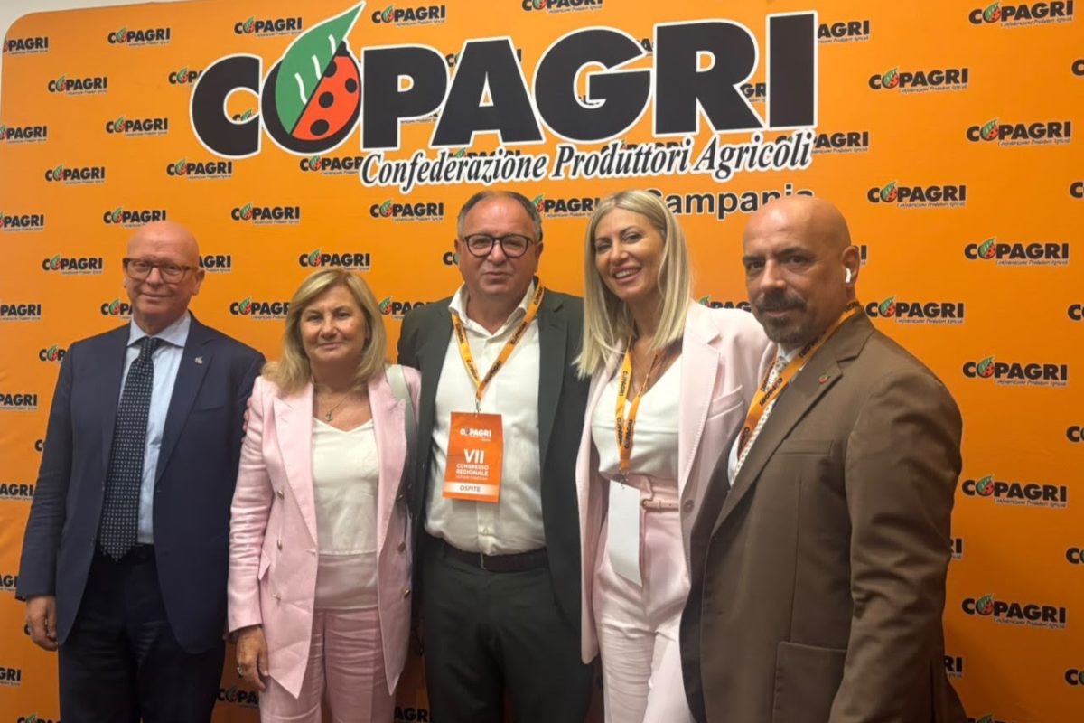 Angela Pisacane (seconda da destra) poco dopo la sua elezione a presidente di Copagri Campania