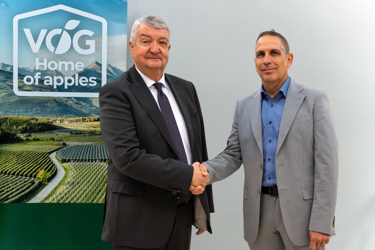 Passaggio di consegne tra Georg Kössler (sinistra) e Harald Weis (destra) nel ruolo di presidente del Vog - Consorzio delle Cooperative Ortofrutticole dell'Alto Adige