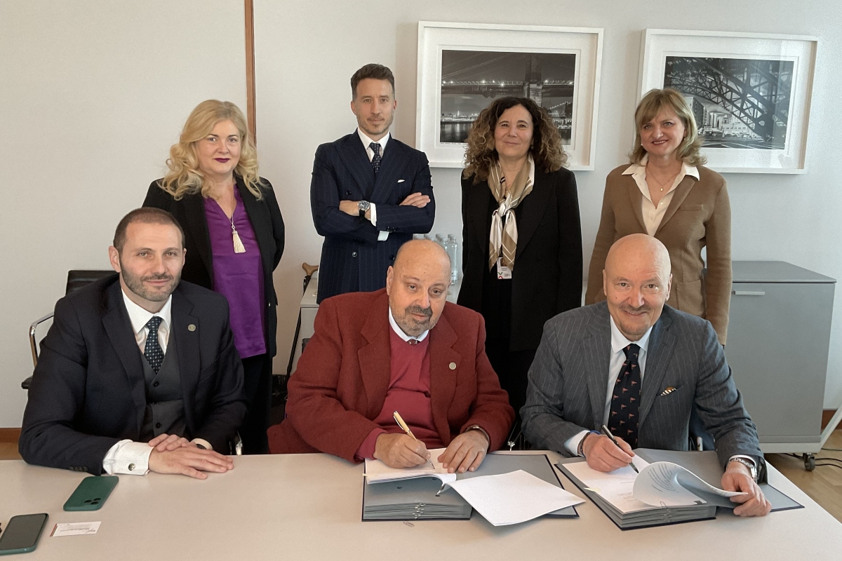 Da sinistra: Andrea Carrassi, direttore generale Assitol; Palmino Poli, presidente Assitol; Corrado Arturo Peraboni, amministratore delegato Italian Exhibition Group. In piedi, da sinistra: Ilaria Cicero, global exhibition director Food&Beverage division di Ieg; Marco Carniello, chief business officer di Ieg; Giorgia Maioli, exhibition manager Sigep World; Flavia Morelli, head of business development di Ieg.