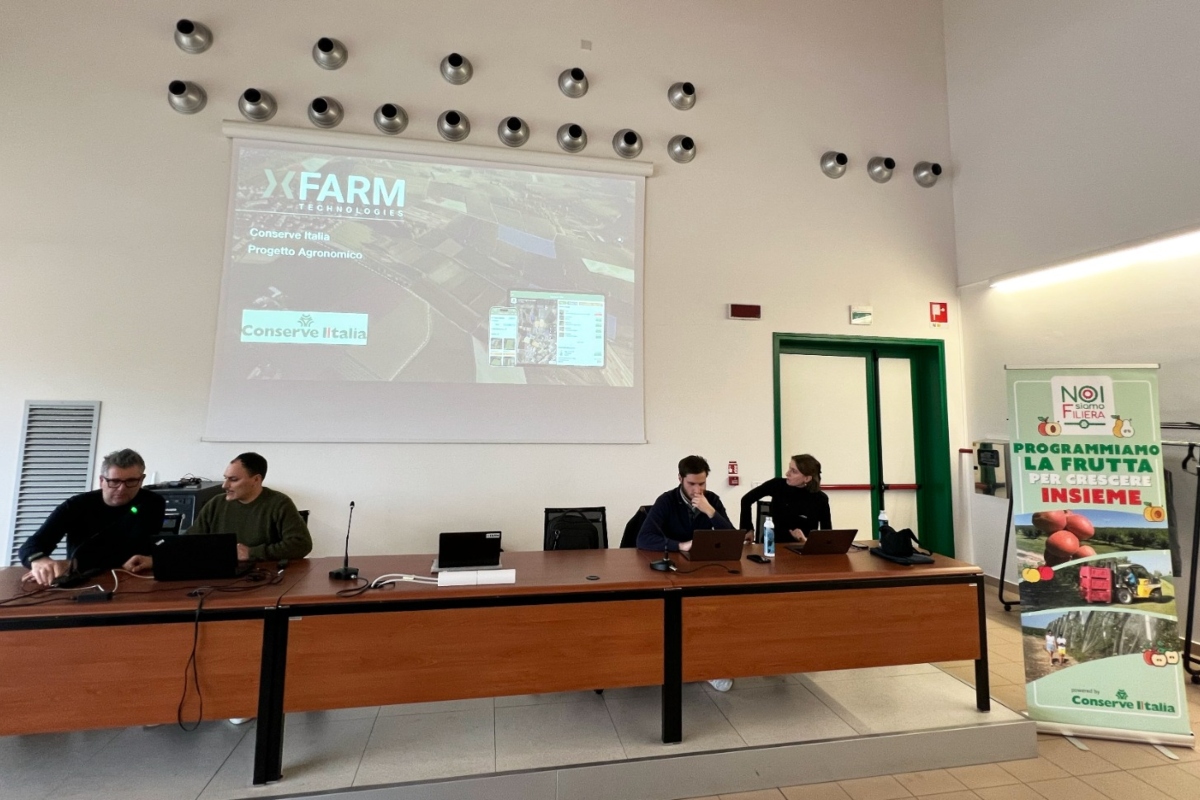 Il tavolo dei relatori della due giorni di formazione sul progetto Agrometeo. Da sinistra: Mattia Onofri (Conserve Italia), Vincenzo Tommaseo (xFarm), Pietro Albertini (xFarm) e Beatrice Cortesi (xFarm)
