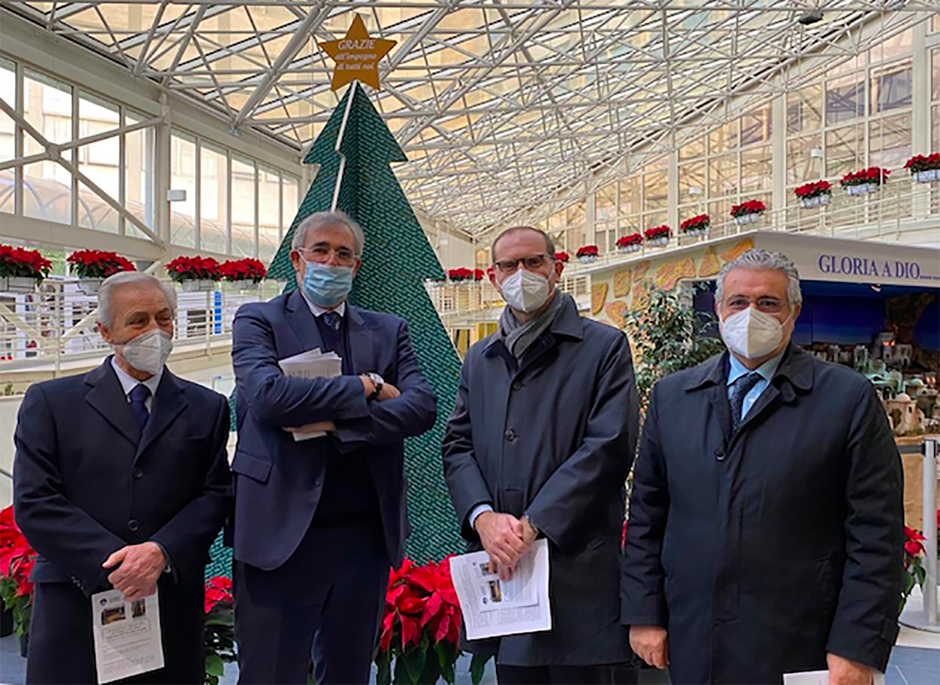 Il presidente di Confagricoltura Massimiliano Giansanti (terzo da sinistra) consegna 5.500 stelle di Natale al Policlinico Gemelli di Roma