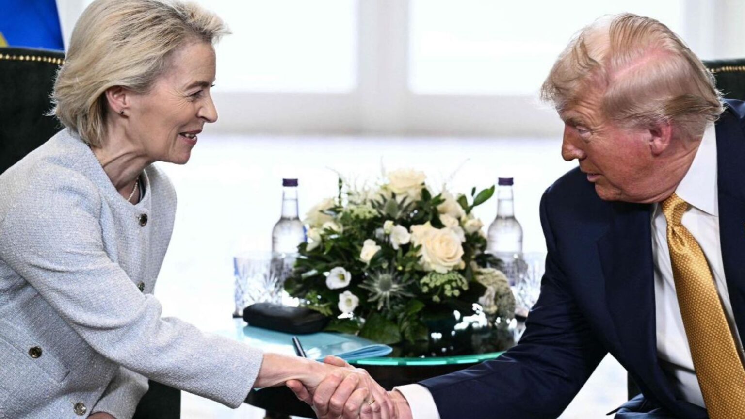 La presidente della Commissione europea Ursula von der Leyen e il presidente Usa Donald Trump si stringono la mano dopo avere concluso gli accordi sui dazi in Scozia