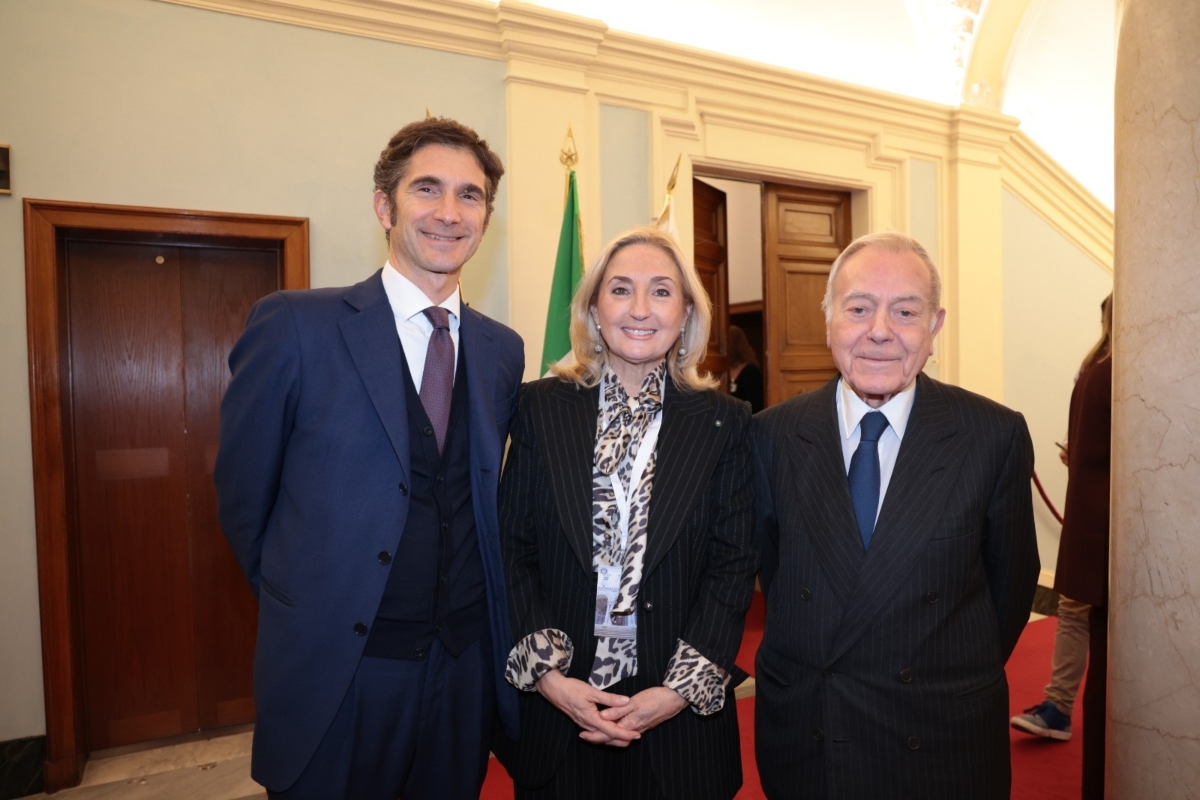 Assemblea Confindustria Alberghi (Roma, 10 dicembre 2025). Da sinistra: Leopoldo Destro, delegato ai Trasporti, Logistica e Industria del Turismo di Confindustria; Elisabetta Fabri, presidente di Confindustria Alberghi; Gianni Letta, già sottosegretario alla Presidenza del Consiglio