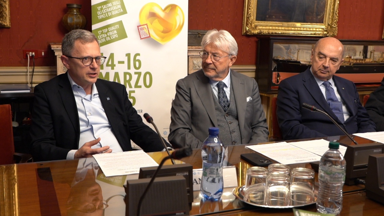 L’assessore regionale alle Risorse agroalimentari, forestali, ittiche Stefano Zannier a Trieste assieme al presidente della Camera di commercio Venezia Giulia Antonio Paoletti e al sindaco di Trieste Roberto Dipiazza alla presentazione della XVII edizione di Olio Capitale