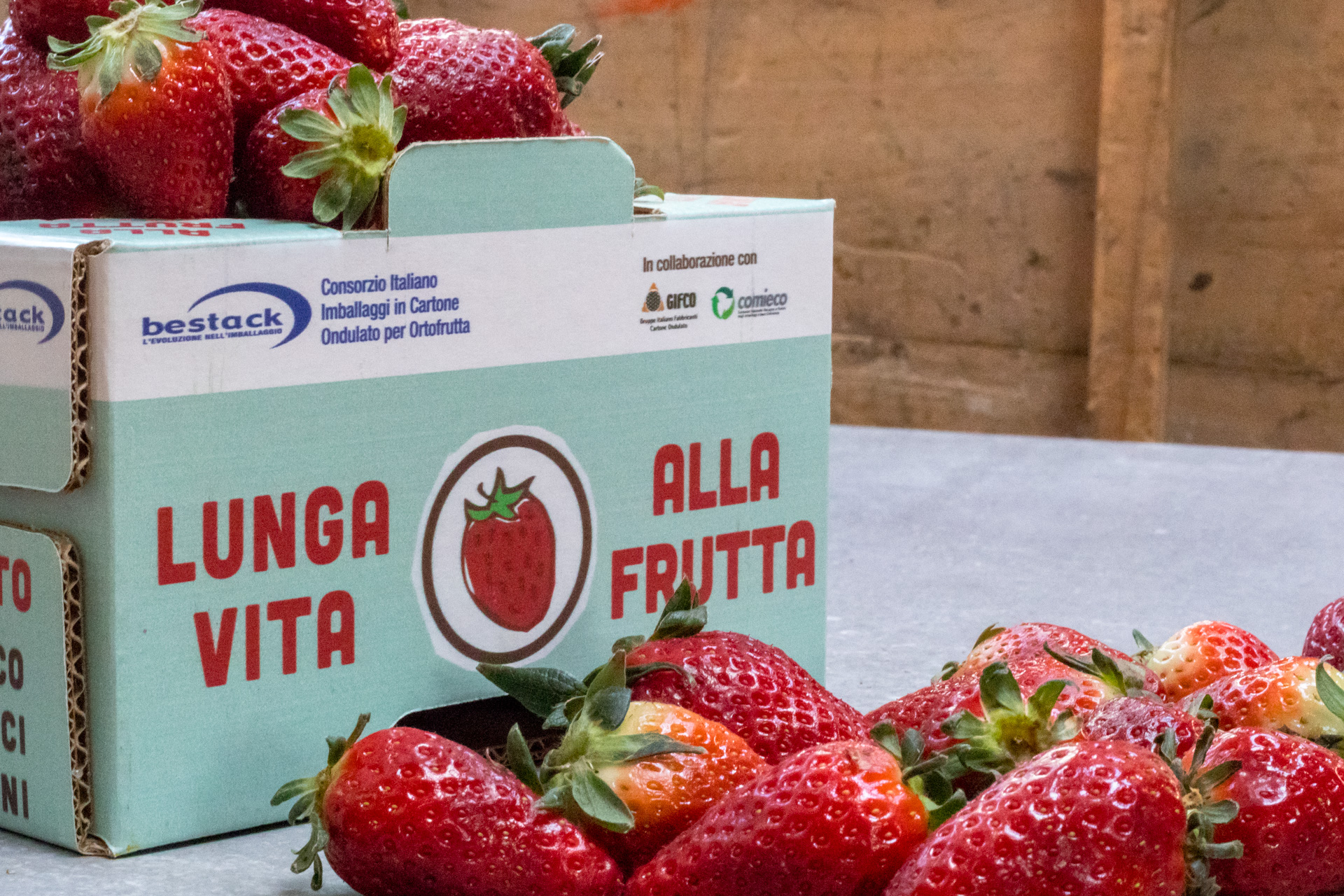 Fragole conservate nelle confezioni in cartone ondulato Attivo
