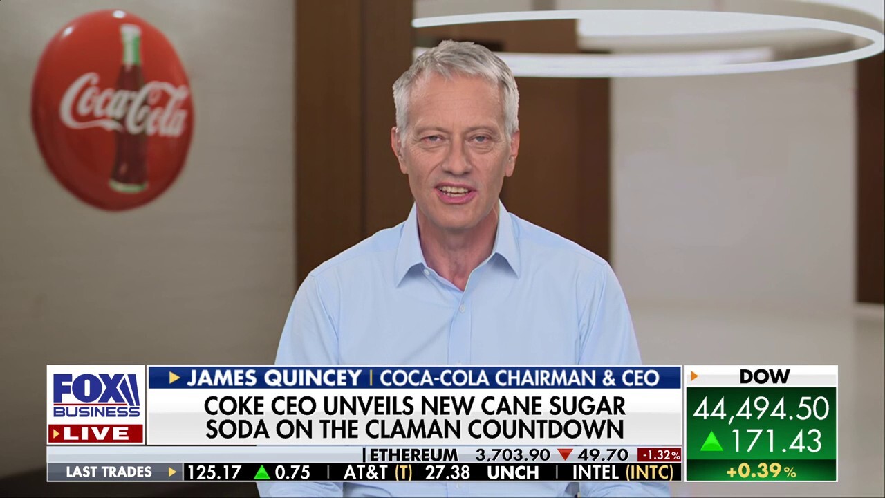 Il ceo di Coca Cola James Quincey svela a Fox News la nuova bevanda con zucchero di canna 28 luglio 2025