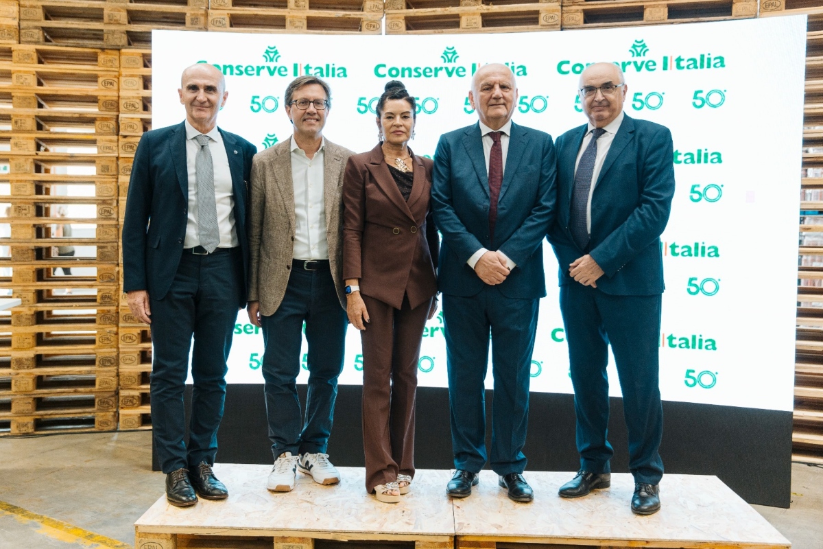 Da sinistra Pier Paolo Rosetti (DG Conserve Italia), Dario Nardella (eurodeputato), Alice Zanardi (sindaca Codigoro), Vincenzo Colla (vicepresidente Regione ER) e Maurizio Gardini (presidente Conserve Italia)