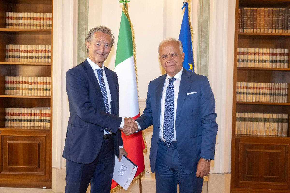 Il presidente di Federdistribuzione, Carlo Alberto Buttarelli, e_il ministro dell'Interno Matteo Piantedosi, firmano il Protocollo di Legalità