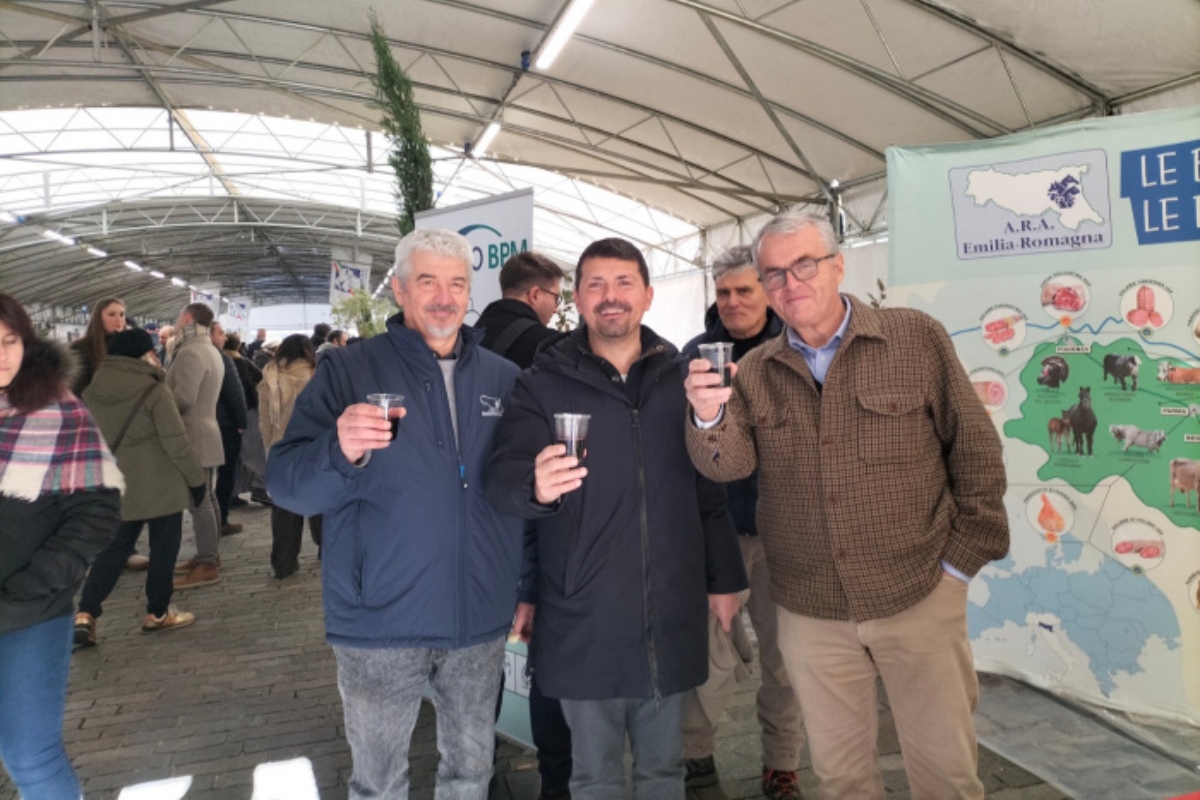 Il presidente di Araer, Luca Cotti, a destra, insieme all'assessore regionale all'Agricoltura Alessio Mammi e al direttore di Araer, Claudio Bovo, brindano all'ottima riuscita della Mostra delle Biodiversità Zootecniche dell’Emilia Romagna (Reggio Emilia, 16 dicembre 2025)