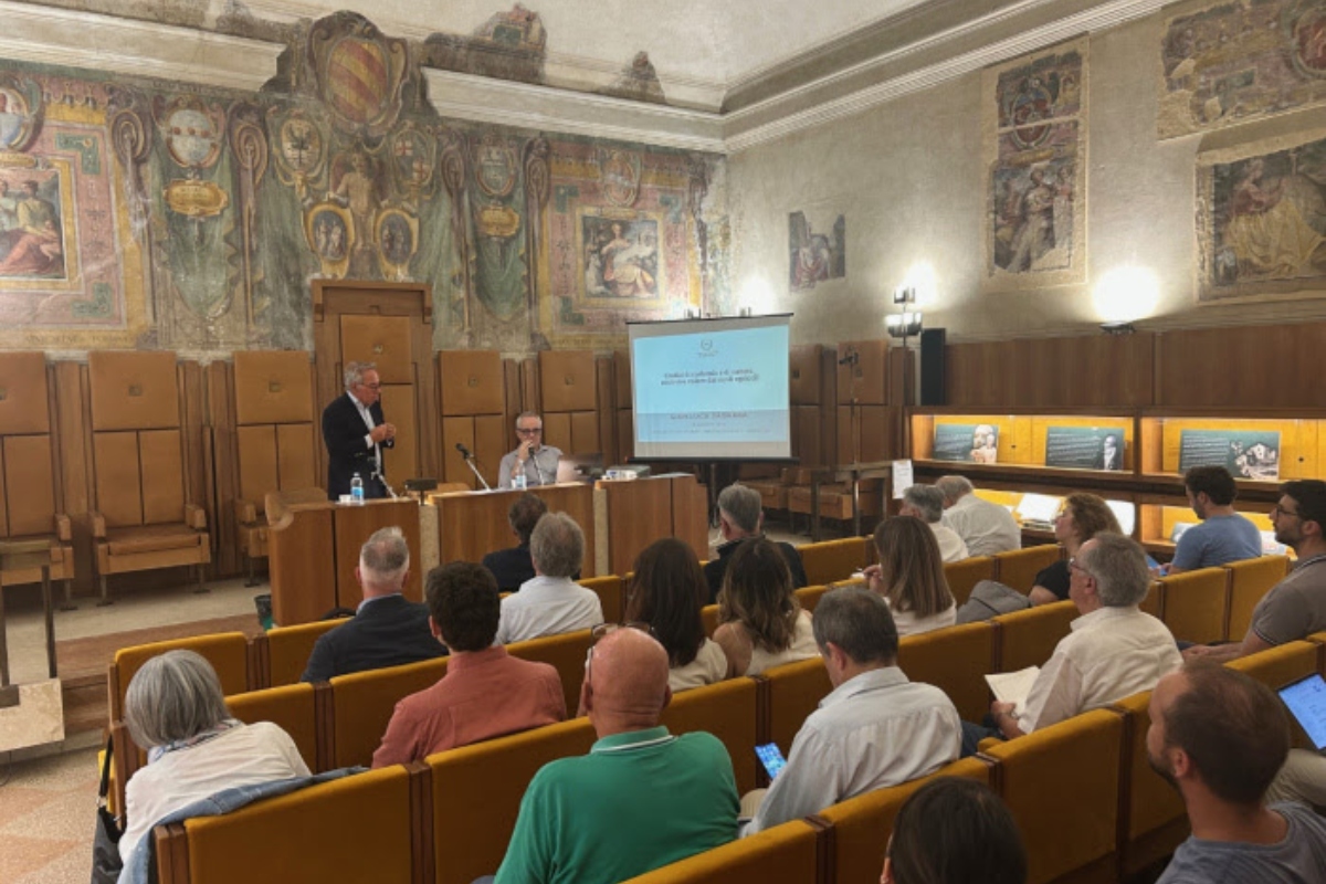 La sala dell'Accademia Nazionale di Agricoltura durante la conferenza di Gian Luca Bagnara, presidente di Aife/Filiera Italiana Foraggi, sul ruolo del carbon farming e dei nature credits nel percorso verso la neutralità climatica.
