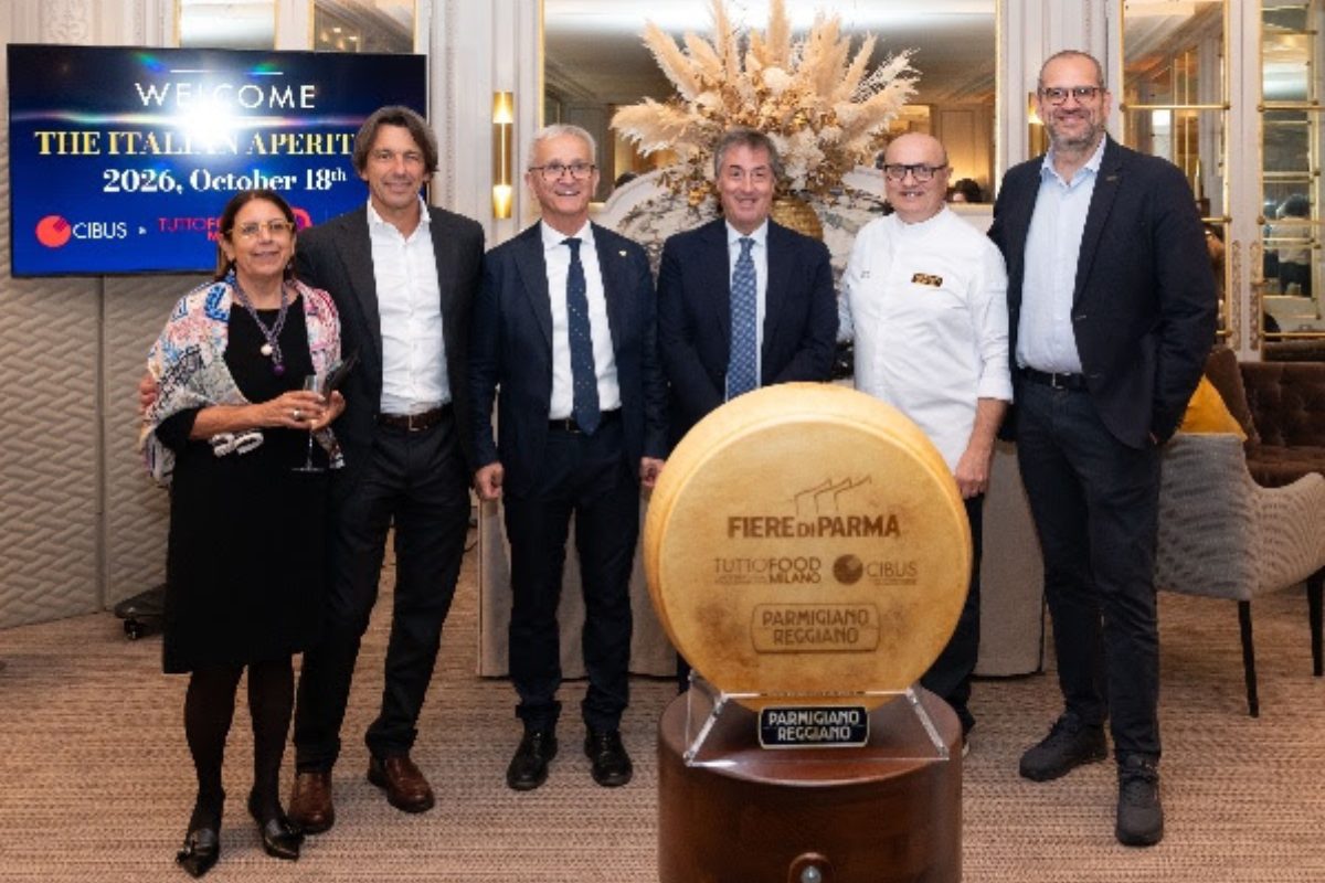 Da sinistra: Marcella Pedroni (General & International Affairs Manager di Fiere di Parma) Antonio Cellie (AD di Fiere di Parma), Daniele Sfulcini (Vicepresidente vicario del Consorzio del Parmigiano Reggiano), Thomas Rosolia (AD Koelnmesse Italia), Igino Morini (Responsabile promozione territoriale e turistica del Consorzio del Parmigiano Reggiano) Carmine Forbuso (Direttore marketing del Consorzio del Parmigiano Reggiano)