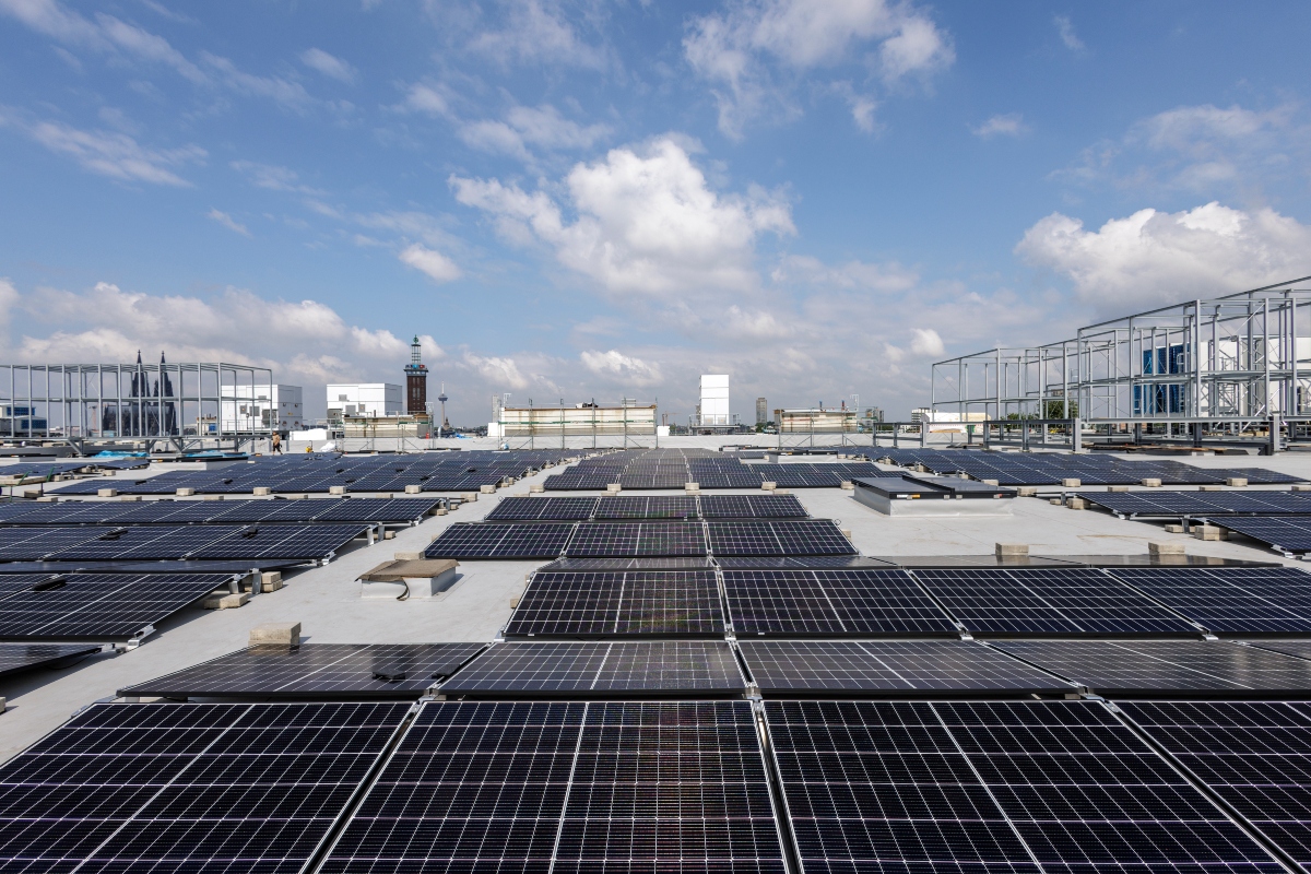 Energia verde dal tetto del padiglione: dal 2024 la Koelnmesse gestisce il più grande impianto fotovoltaico urbano di Colonia, che copre una superficie complessiva di 20.000 metri quadrati e produce una capacità annua di tre milioni di kilowattora.