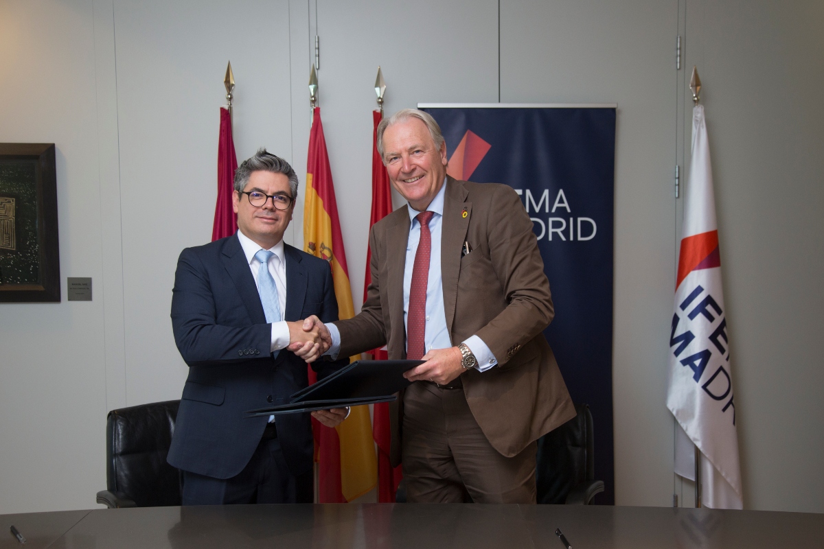 Daniel Martínez, vicepresidente esecutivo di Ifema Madrid, e Gerald Böse, presidente e amministratore delegato di Koelnmesse GmbH, firmano l'accordo per il lancio di Anuga Select Iberica (Madrid, 29 luglio 2025)