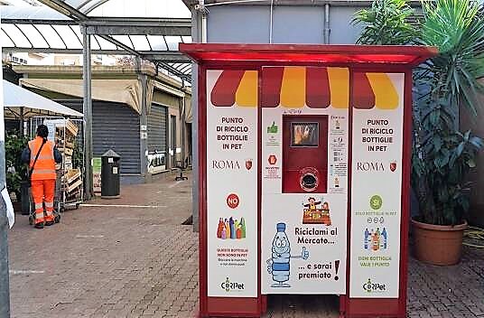 Riciclo bottiglie in Pet: macchina mangiaplastica installata in uno dei mercati rionali capitolini