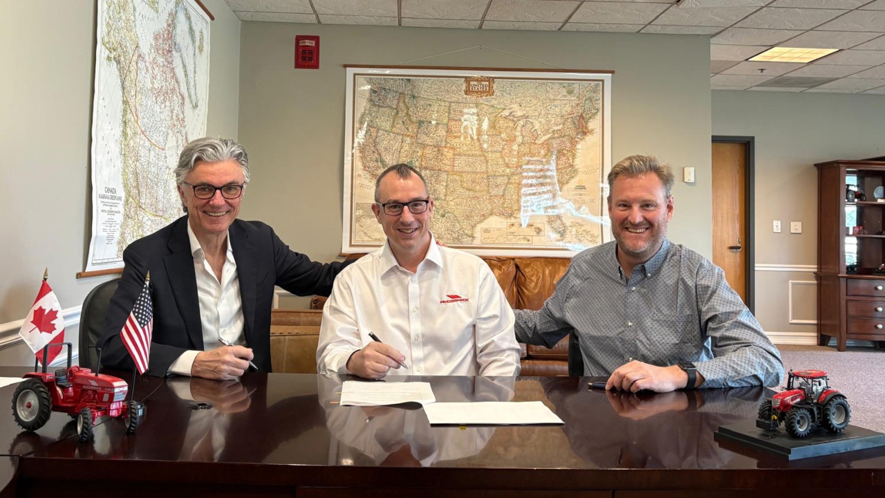Richard Haines (al centro) viene accolto in McCormick North America da Franco Artoni, Direttore Corporate Business di Argo Tractors S.p.A. (a sinistra) e da Godfried Heydenrych, CEO ad interim di McCormick NA e General Manager Argo Tractors South Africa (a destra).