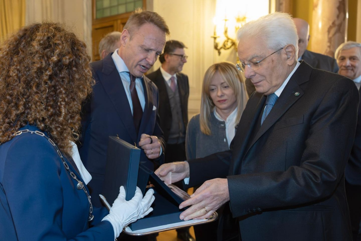 Il ministro dell'Agricoltura, Francesco Lollobrigida, consegna al presidente della Repubblica, Sergio Mattarella, la targa del riconoscimento della Cucina Italiana come patrimonio dell'umanità Unesco