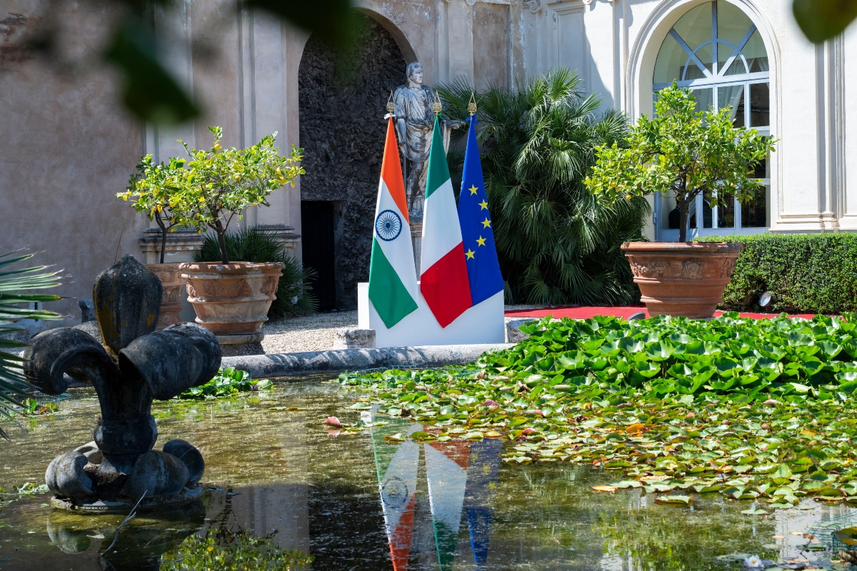 Bandiere India, Italia e Unione Europea a Villa Pamphilj, in occasione dell'incontro tra il premier italiano Giorgia Meloni e il premier indiano Narendra Modi (Roma, 20 maggio 2026)