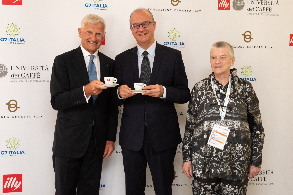 Da sinistra: Andrea Illy, presidente di illycaffè; Giuseppe Valditara, ministro dell'Istruzione e del Merito; Anna Illy, presidente della Fondazione Ernesto Illy, in occasione del dibattito "Il ruolo dell'istruzione e della formazione professionale: il caso di studio della filiera del caffè per favorire lo sviluppo sostenibile" (Trieste, 27 giugno 2024)