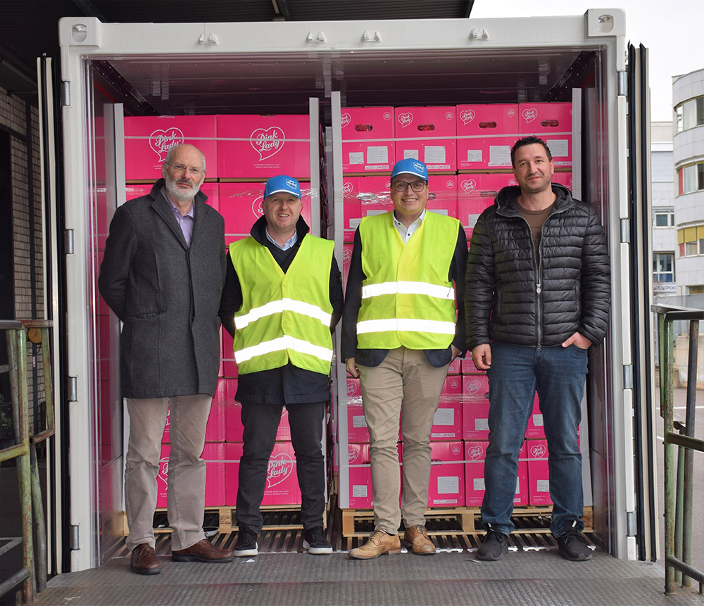 Il container di mele del Consorzio Vog che è partito per il Vietnam