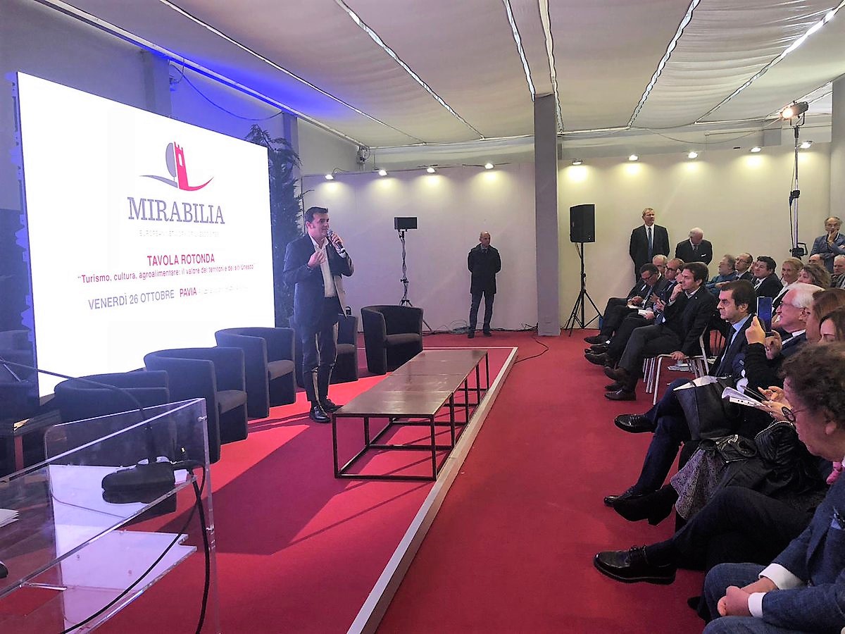 Il ministro del Mipaaft Centinaio parla alla tavola rotonda "Turismo, cultura, agroalimentare: il valore dei territori e dei siti Unesco" il 26 ottobre 2018