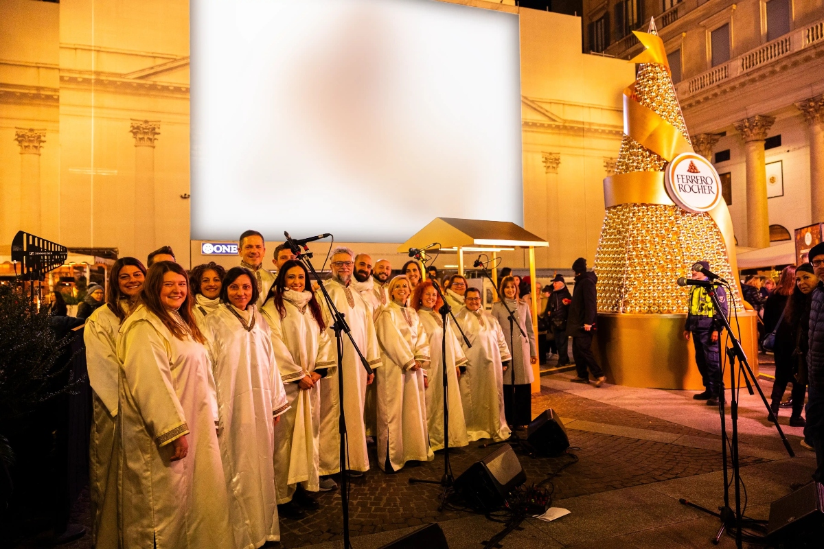 Albero Ferrero Rocher - Coro gospel - Milano, piazza San Carlo, 8 dicembre 2025
