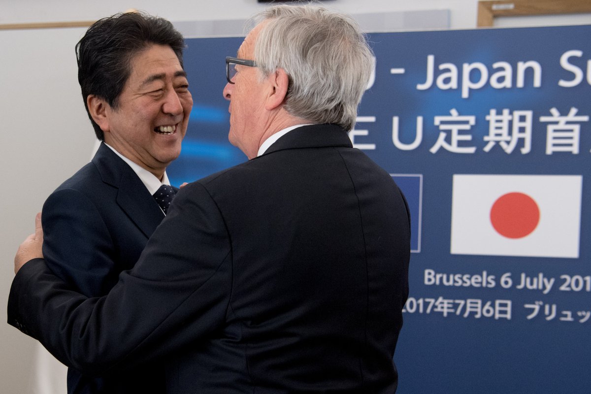 premier giapponese Shinzo Abe, e di spalle il presidente della Commissione Ue Jean-Claude Juncker dopo la sigla dell’accordo di libero scambio Ue e Giappone il 6 luglio 2017