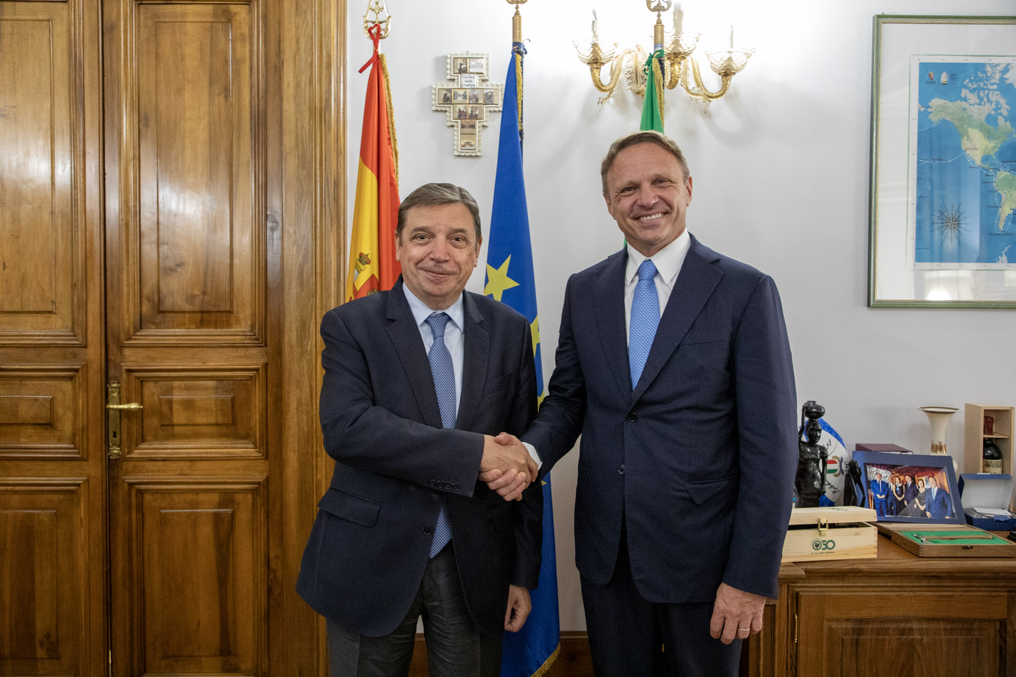 A sinistra Luis Planas ministro spagnolo dell'Agricoltura. A destra Francesco Lollobrigida ministro dell'Agricoltura , sovranità alimentare e foreste
