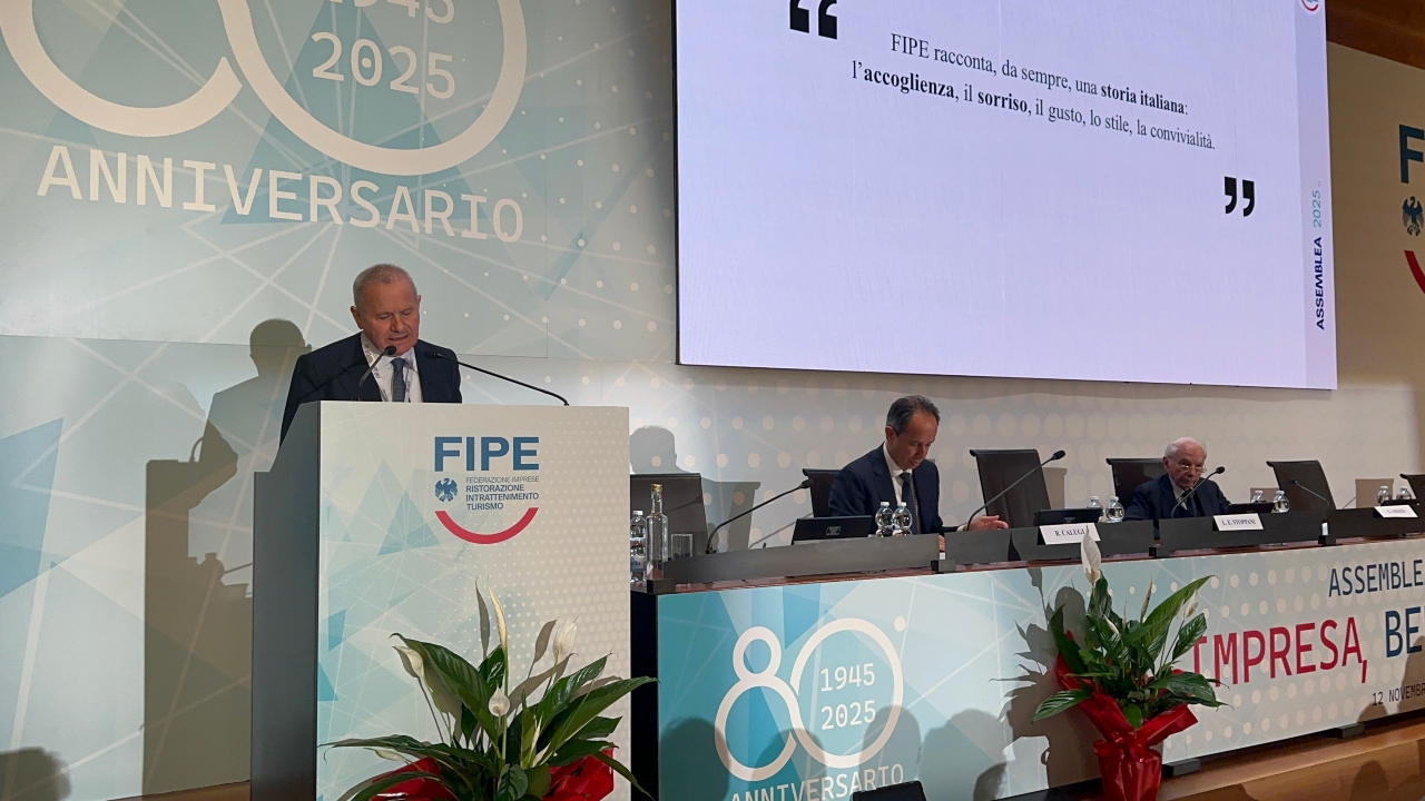 Il presidente di Fipe-Confcommercio, Lino Enrico Stoppani, interviene all'assemblea pubblica in occasione degli 80 anni di Confcommercio
