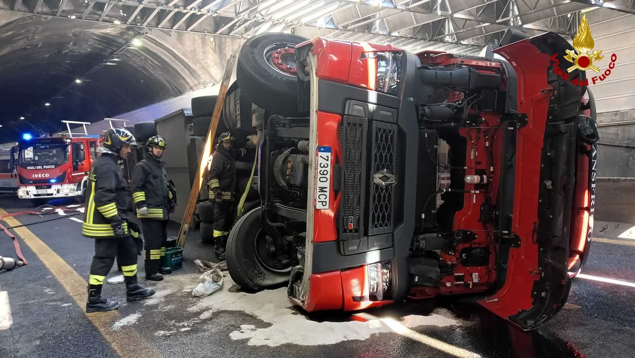 Camion ribaltato incidente in autostrada tra caselli di GenovaPrà e Genova aeroporto domenica 25 maggio 2025