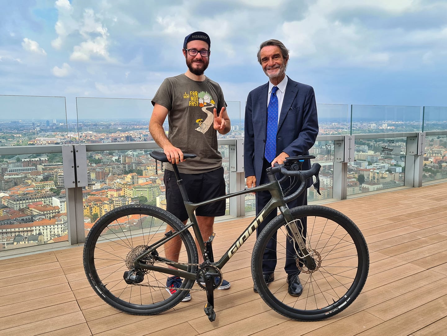 Pietro Franzese col presidente della Regione Lombardia Fontana, dopo aver percorso 5000 km in bici, da Milano a Capo Nord, per donare 70mila pasti al Banco Alimentare