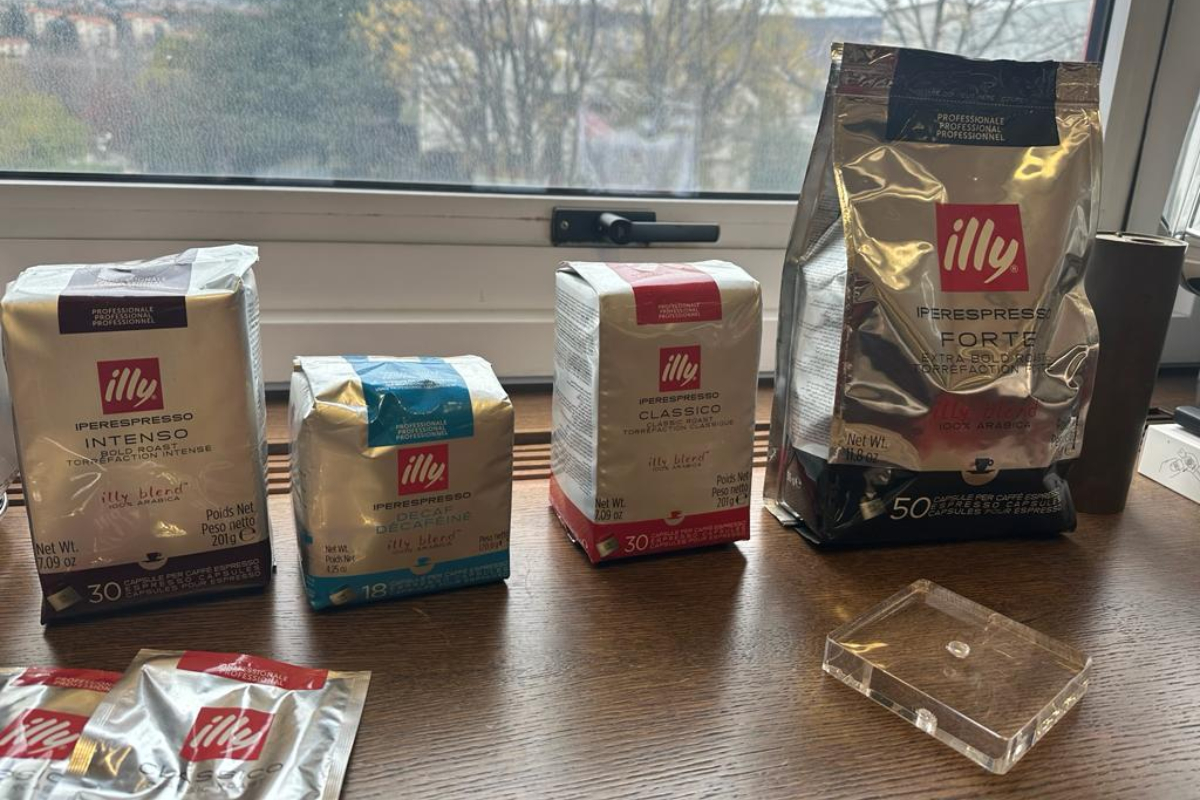Confezioni illycaffè nelle quattro versioni principali: intenso, decaffeinato, classico e forte