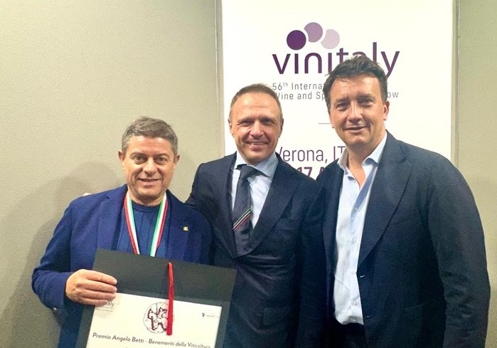 Vinitaly 2024. Francesco Perillo, Pres. Cantina di Venosa, riceve il premio Angelo Betti dal min. Francesco Lollobrigida e dall'Ass. Agricoltura della Basilicata, Alessandro Galella