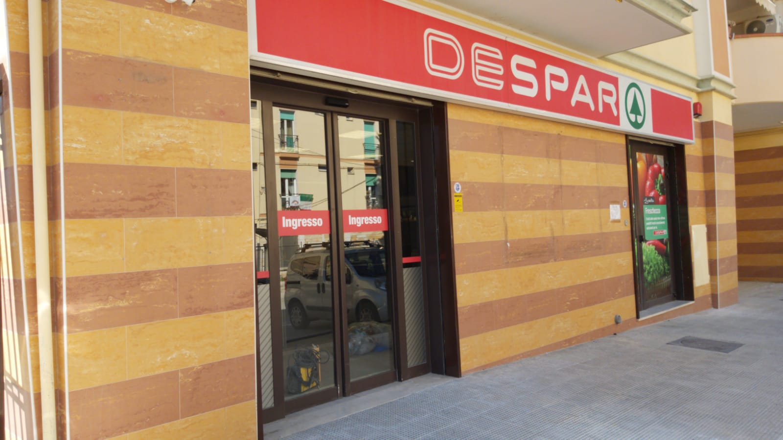 Gli esterni del punto vendita Despar a Minervino Murge, oggetto di un recente restyling