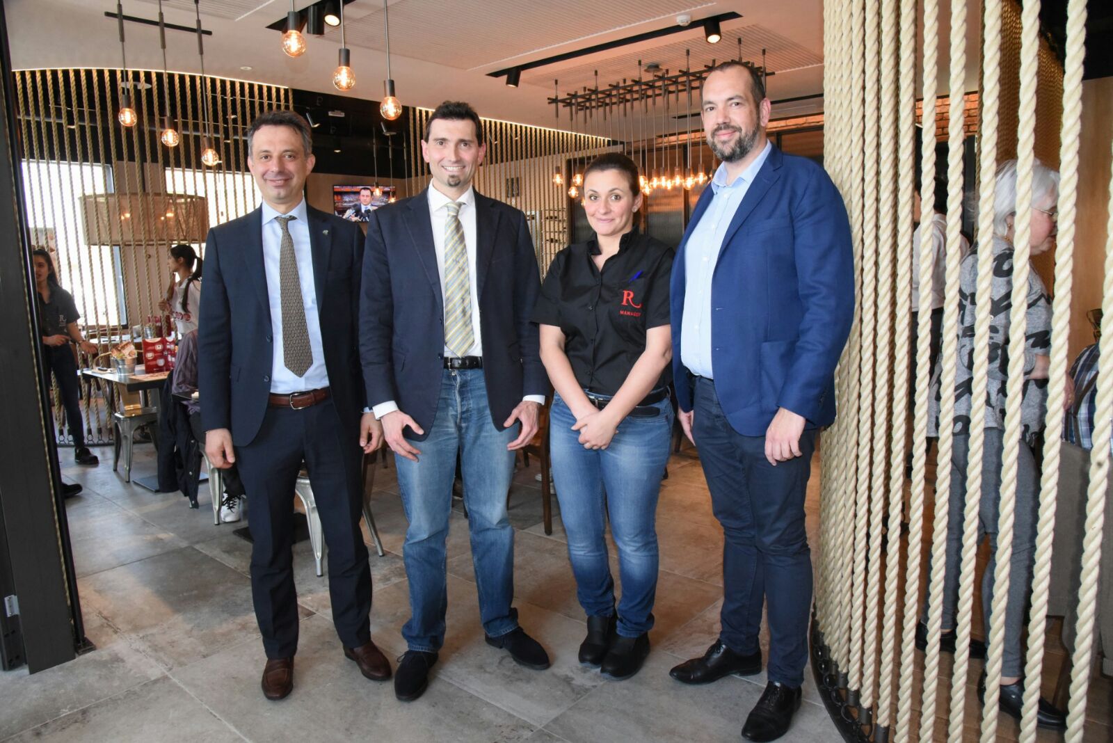 Inaugurazione Roadhouse Vigevano: da sx Andrea Ceffa, Andrea Sala (Sindaco), Sonia Figaroli (Direttrice), Nicolas Bigard (AD Roadhouse)