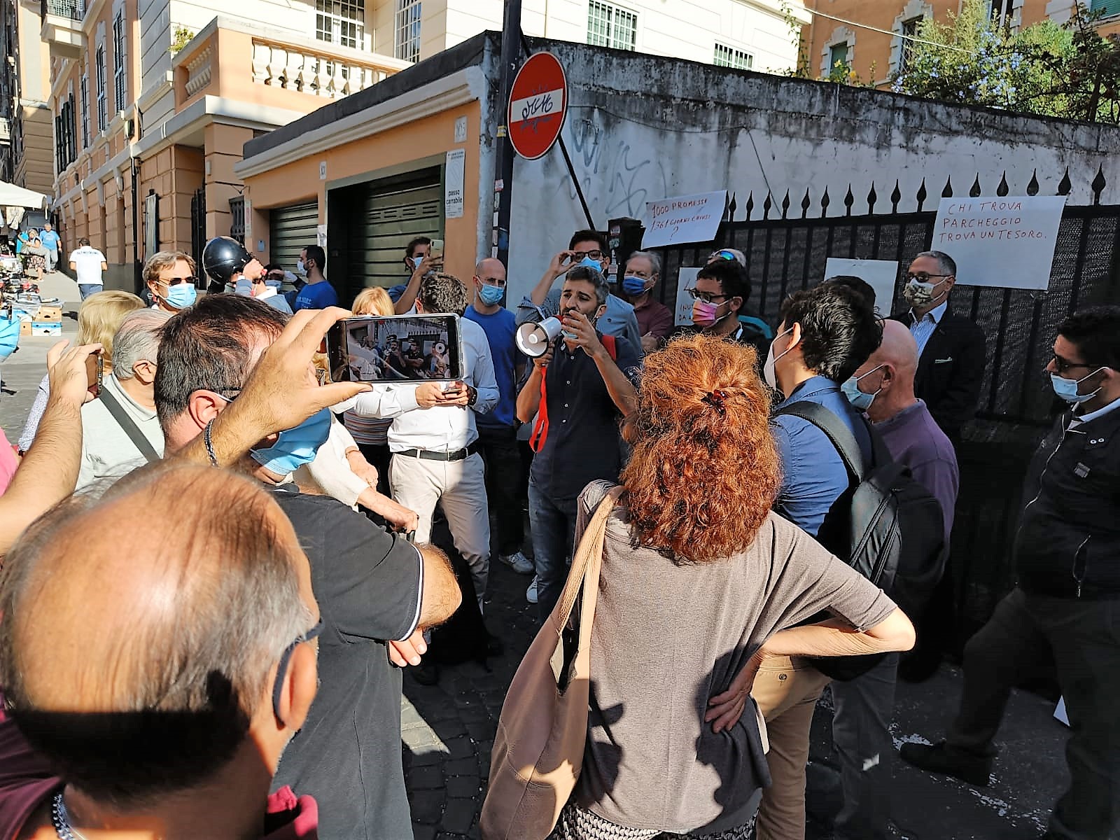 Momento della manifestazione della Cooperativa Mercato Trieste (Roma), degli operatori mercatali e dei cittadini del quartiere, per la riapertura del parcheggio dopo anni di chiusura