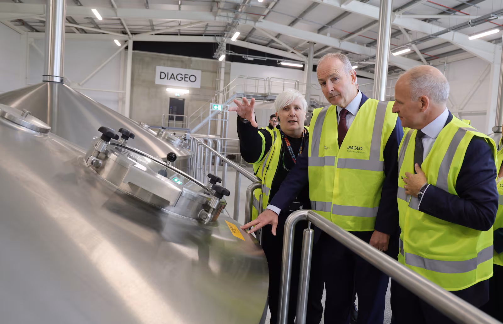 Al centro, il Taoiseach (primo ministro della Repubblica d'Irlanda) Michael Martin all'inaugurazione del birrificio Diageo di Littleconnell, nella contea di Kildare: prima da sinistra è la birraia Caroline Judge e terzo da sinistra Sir Dave Lewis, amministratore delegato di Diageo
