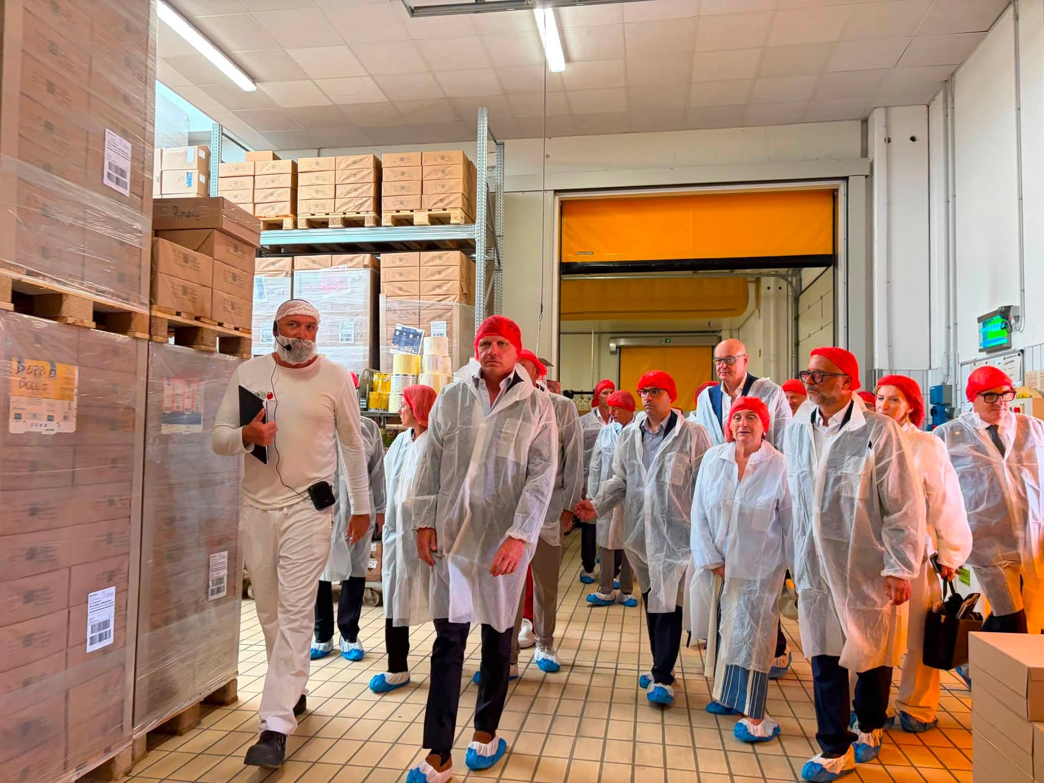 Ministro Lollobrigida in visita allo stabilimento di Eurovo