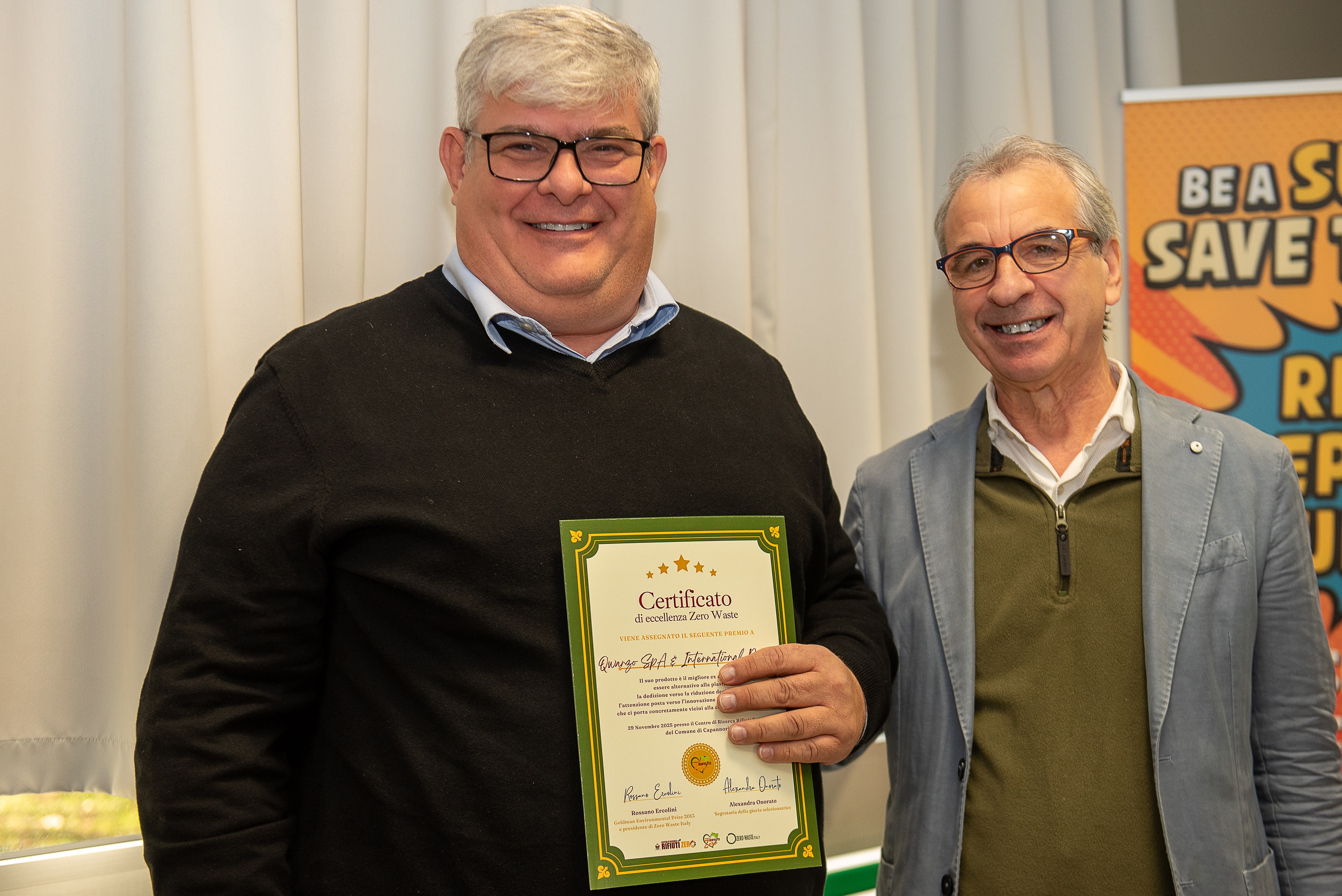 A sinistra Luca Panzeri fondatore e presidente di Qwarzo, a destra Matteo Saini, Innovation Manager Cluster International Paper di DS Smith, an International Paper Company