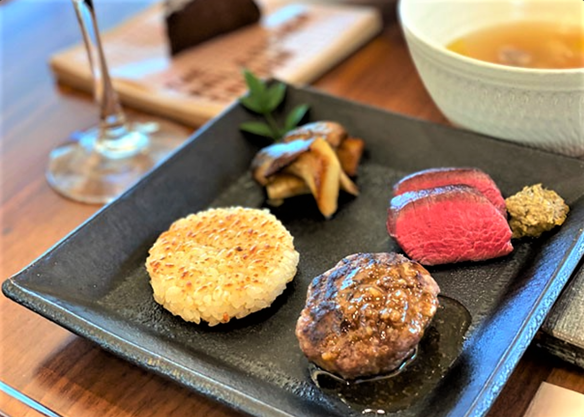 Nel menu del treno giapponese Rail Kitchen Chikugo, anche tagliata di lonza di cervo con salsa di miso piccante, fuki (farfaraccio giapponese), polpetta di riso tostata e hamburger di cinghiale e cervo speziato