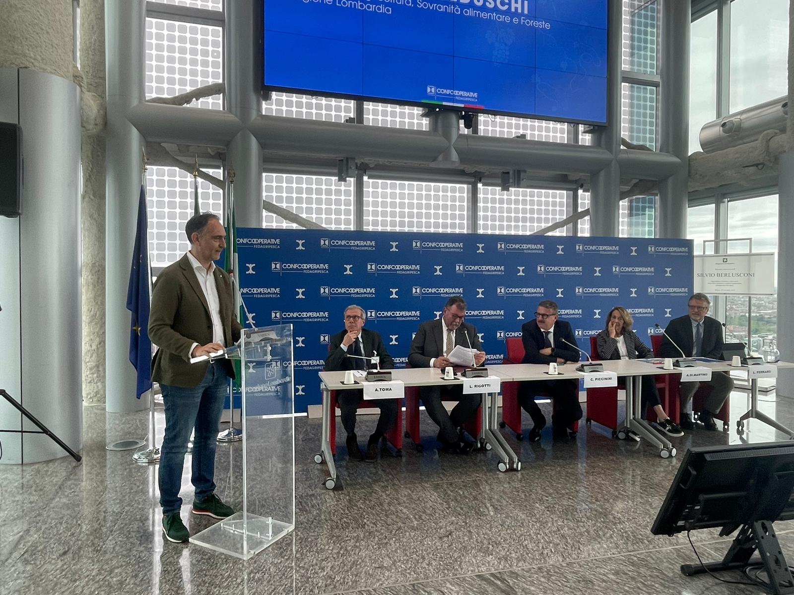 Alessandro Beduschi assessore regione Lombardia all'Agricoltura nel corso del cconvegno di Confcooperative Fedagripesca sul vino
