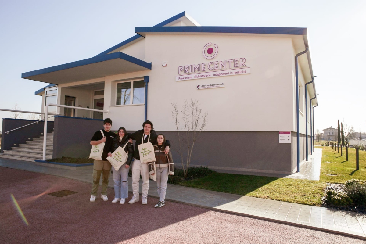 Alcuni ragazzi coinvolti nelle attività davanti alla sede del Prime Center Ior di Cesena durante un evento Valfrutta