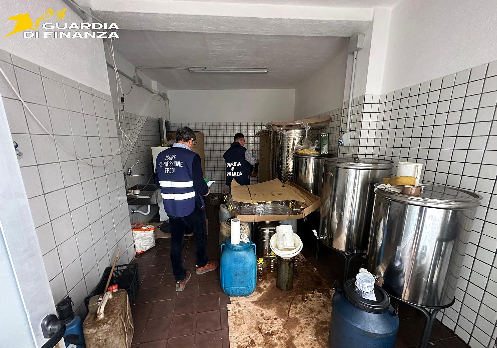 Lecce: GdF e Icqrf sequestrano ingente quantitativo di olio utilizzato per i pasti di alunni e anziani