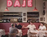 Convivialit&agrave; tra giovani, con birra