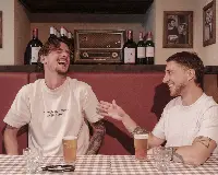 Convivialit&agrave; tra giovani, con birra