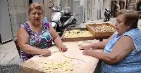 Pastaie di Bari Vecchia mentre fanno le oercchiette